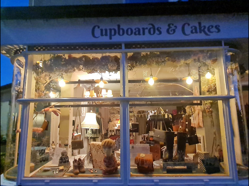 « Cupboards and cakes » : boutique de vêtements et salon de thé