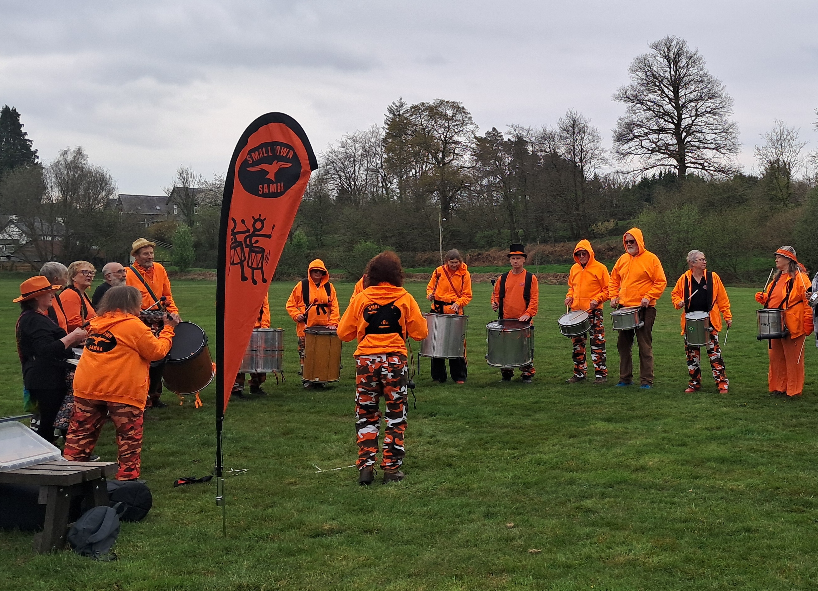 Le groupe "Small Town Samba" de Llanwrtyd Wells